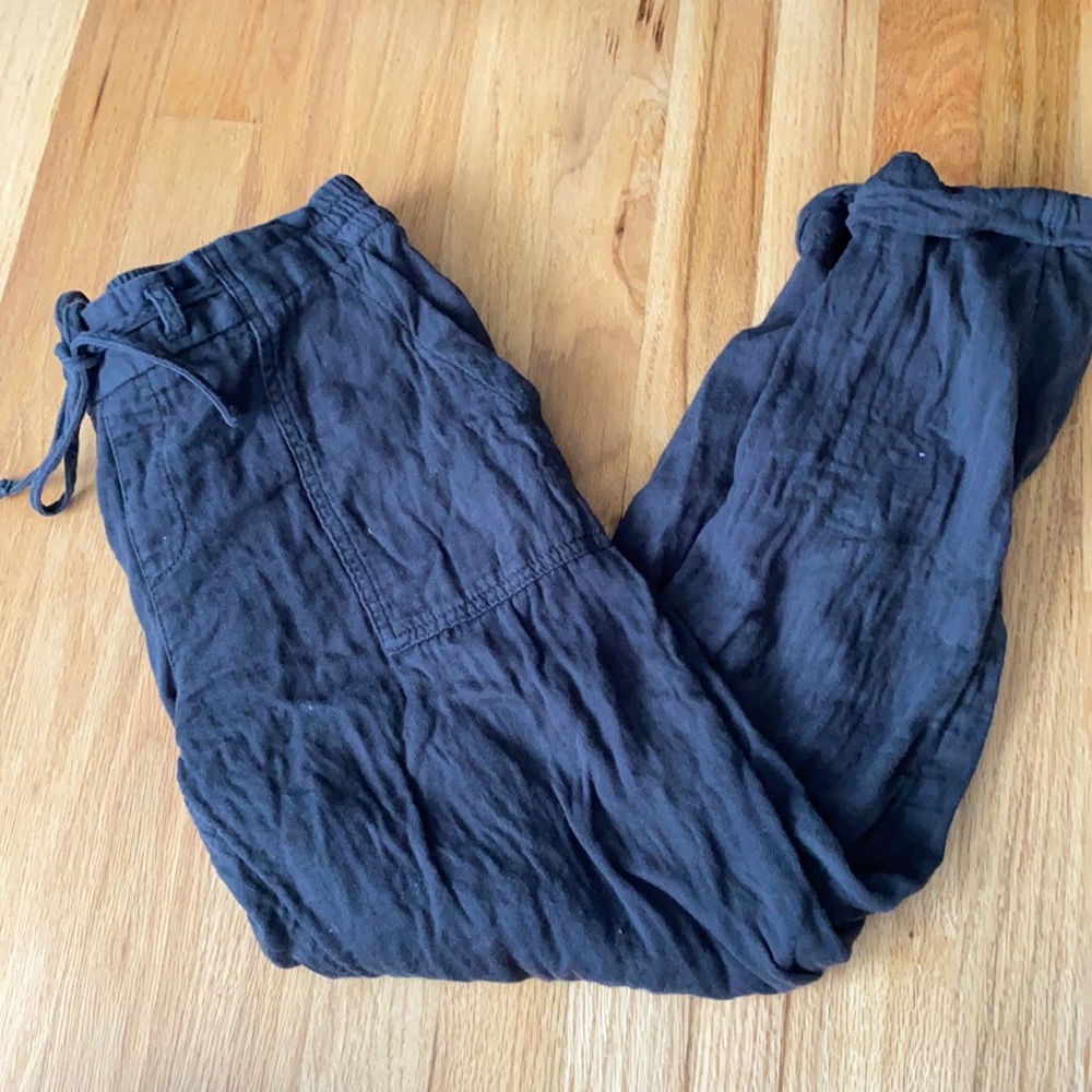 Cropped, dark gray linen-like pants